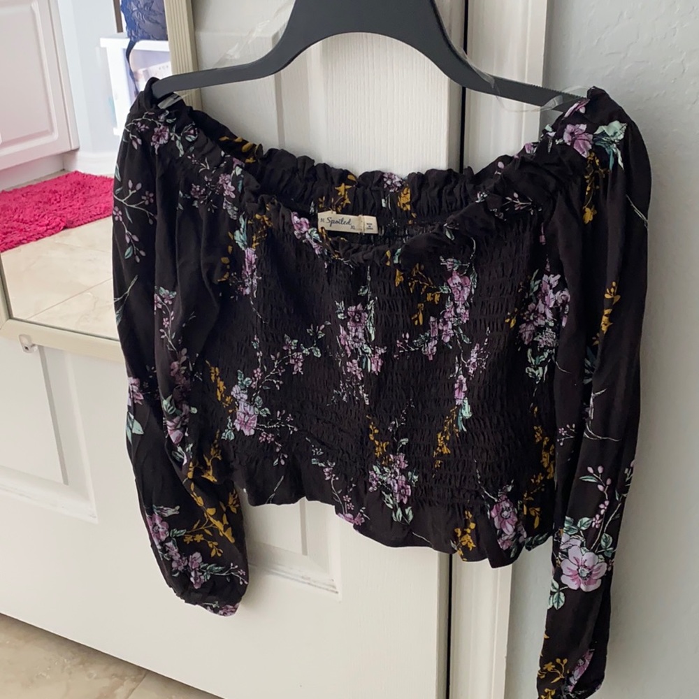 Floral juniors top. New. Size XL.